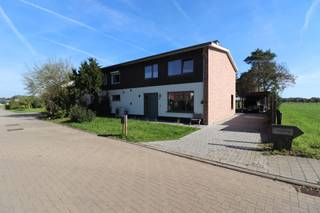 <strong>GERENOVEERDE WONING MET 3 SLAAPKAMERS, TERRAS MET TUIN EN CARPORT.</strong><br /><br /><strong>INDELING</strong><br /><strong>GELIJKVLOERS</strong><br />Inkomhal met trap naar de 1ste verdieping, woonkamer, keuken voorzien van vitro keramische kookplaat, afzuigkap, combi-oven, koelkast en aansluiting voor vaatwasmachine, ruime berging, achterinkom, toiletruimte met handenwasser, berging/wasplaats met uitgietbak, warmtepomp voor de vloerverwarming en warmwater, ventilatiesysteem type D en plaats voor wasmachine en droogkast. 1ste verdieping: overloop, badkamer voorzien van ruime inloopdouche, toilet en badkamermeubel en 3 volwaardige slaapkamers.<br /><br /><strong>BUITEN</strong><br />Voortuin, oprit met terras, tuin en carport met fietsenberging.