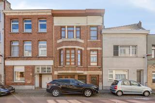 Gelegen in de gegeerde Molenlei, geniet u hier van een uitstekende bereikbaarheid en een rustige woonomgeving. De authentieke elementen en de indrukwekkende plafondhoogtes geven dit vastgoed een unieke uitstraling die u zelden nog vindt.Indeling van het huis:- Gelijkvloers: Een ruime inkomhal met voldoende kastruimte, een gastentoilet en een inpandige garage/opslagruimte.- Eerste verdieping: Sfeervolle leefruimte met hoge plafonds, een aansluitende eetkamer en een functionele keuken.- Buitenruimte: Een gezellig terras op de eerste verdieping met een trap die rechtstreeks toegang biedt tot de grote, zonnige tuin.- Tweede verdieping: 4 slaapkamers en een badkamer.Bijzonderheden: - Charmante woning- Dak vernieuwd en geïsoleerd in 2014- Prachtige ruime tuin ZW-gericht- Mogelijkheid tot het aankopen van een extra garagebox ter hoogte van nr 48 voor €25.000De centrale ligging zorgt ervoor dat winkels, scholen en openbaar vervoer op wandelafstand zijn. Dankzij de vlotte verbinding met de Antwerpse ring is dit de perfecte uitvalsbasis voor woon-werkverkeer. De combinatie van de authentieke ziel van het pand en de prachtige buitenruimte maakt van dit huis in Merksem een absolute buitenkans op de huidige vastgoedmarkt.Bent u geïnteresseerd om dit vastgoed te kopen in Merksem? Aarzel dan niet om ons te contacteren. Had u graag een gratis schatting van uw eigendom via ons immokantoor? Bel ons voor een vrijblijvend gesprek of mail naar maxime.weyler@dewaele.com.Bestuursmaatregelen in het maatregelenregister: nee