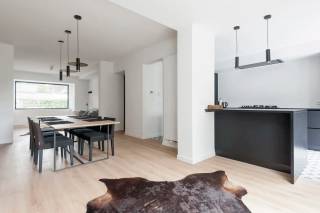 Bent u opzoek naar een prachtig afgewerkt huis met 3 ruime slaapkamers?<br />Dan is dit beslist iets voor u!<br /><br />Het huis is gelegen in een rustige straat vlakbij belangrijke invalswegen, openbaar vervoer en diverse handelszaken.<br /><br />U komt binnen in een leuke inkomhal dat toegang geeft tot de ruime leefruimte.<br />Deze beschikt over een mooie gashaard waar u gezellig vanuit u zetel kan van genieten.<br /><br />Verder is er aan de eetruimte een prachtige open keuken welke hoogwaardig is afgewerkt.<br />De combinatie van de strakke zwarte keuken, mooie tegeltjes en smeedijzeren deuren, maakt het plaatje compleet.<br /><br />Zowel de keuken als de leefruimte geeft toegang tot de mooie tuin met een riant terras.<br /><br />Op de eerste verdieping vindt u de ruime hoofdslaapkamer terug met ensuite dressing en een ensuite badkamer.<br />De badkamer is hoogwaardig afgewerkt voorzien van een vrijstaand designbad, inloopdouche, een zeer brede wastafel met onderbouwkasten en een toilet.<br /><br />Verder is er op de eerste verdieping nog een wasruimte voorzien.<br /><br />Op de tweede verdieping vinden we nog 2 ruime slaapkamers, beide ca. 15m2, terug.<br />Deze kamers delen een douchekamer met een inloopdouche en een wastafel met onderbouwkasten.<br /><br />Bovendien is hier ook nog een apart toilet aanwezig.<br /><br />Tenslote is er nog een zeer ruime kelder aanwezig<br /><br />Deze magnifieke woning is ideaal als u opzoek bent naar zowel een luxueuze binnen en buitenruimte.<br /><br />Eigen nutsvoorzieningen te voorzien.<br /><br />Huurprijs: 2100 euro/maand<br />Beschikbaar vanaf 1 november 2026.<br /><br /><br /><br />Contacteer LISTED voor een bezoek: +32 3 283 51 51
