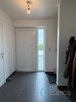 <p><span>Welkom in deze moderne woning gelegen in een doodlopende, rustige woonwijk nabij het centrum van Lochristi!</span></p><p><span>Dit fijne gezinshuis biedt alles wat u zoekt voor een aangename, comfortabele levensstijl doch op een autoluwe locatie. Het centrum met al zijn faciliteiten ligt op een boogscheut van de woning en dankzij de ruime oprit met garage is er voldoende parkeerplaats op privé-terrein. </span></p><p><span>De woning wordt betreden langs de inkomhal met plaats voor vestiaire en een gastentoilet. Verder vindt u de leefruimte met open keuken fungerend als het hart van de woning! Dankzij de grote raampartijen is er zeer veel daglicht en vanuit elke hoek zicht op de groene tuin. De keuken is uitgerust met alle nodige toestellen (incl. vaatwasser). Hiernaast bevindt zich een grote garage met extra ruimte voor berging. Boven zijn er 3 volwaardige slaapkamers aanwezig alsook een tijdloze badkamer uitgerust met een ligbad, inloopdouche, dubbel lavabomeubel en een afzonderlijk toilet.</span></p><p><span>De gezellige tuin met terras en afsluitbaar tuinhuis is volledig aangelegd en biedt de nodige privacy dankzij de volgroeide haag.</span></p><p><span>Kortom is de woning uiterst efficiënt ingedeeld en biedt dit de ideale woonplaats voor een gezin op zoek naar een moderne, functionele thuis.</span></p><p><span>Het huis wordt verwarmd op gas met radiatoren en kent een gunstig EPC B. De woonst komt vrij in augustus 2026, de maandelijkse huurprijs bedraagt 1.250 euro.</span></p><p><span>Wordt u de nieuwste inwoner van deze tijdloze woning op een toplocatie? Maak nu uw afspraak met uw contactpersoon Anais via mail naar anais@vastgoed-dc.be of via de website. </span><br /> </p>