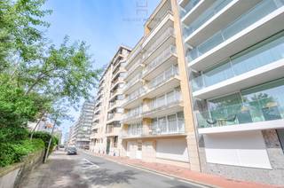 Ruim en zeer goed onderhouden appartement gelegen in de Engelsestraat vlakbij het strand van Duinbergen. <br /><br />Samenstelling:<br />Lichte en brede woonkamer (6m80) met eethoek, volledig uitgeruste open keuken, inkomhal met vestiaire, toilet en berging; Aan de achterzijde 3 mooie slaapkamers met uitzicht op het grote terras, badkamer en doucheruimte.<br />Fietsenberging en privé kelder. <br /><br />Info & bezoeken via 050 760 760