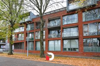 Dit stijlvol hoekappartement op de eerste verdieping biedt een uitzonderlijke woonbeleving dankzij de mooie lichtinval en het rustgevende uitzicht op de vaart. De combinatie van ruimte, comfort en een doordachte indeling maakt dit een ideale thuis voor wie rust en kwaliteit belangrijk vindt.<br /><br />Bij binnenkomst betreed je de inkomhal, voorzien van een afzonderlijk gastentoilet, die toegang geeft tot de leefruimte. De ruime leefruimte bestaat uit een gezellige zithoek en eetplaats, telkens met grote raampartijen die het uitzicht optimaal benutten. Aansluitend vind je de keuken, uitgerust met een functionele berging.<br /><br />Het appartement beschikt over drie slaapkamers, waarvan één met eigen badkamer. Daarnaast is er nog een tweede badkamer met ligbad, dubbele wastafel en toilet.<br /><br />Bij het appartement hoort een kelderberging die in de prijs is inbegrepen.<br />Daarnaast dient de ondergrondse parkeerplaats afzonderlijk te worden aangekocht aan €25.000.<br /><br />Dit appartement combineert een topligging aan het water met een uitstekende indeling en hedendaags wooncomfort, een unieke kans voor wie op zoek is naar kwaliteitsvol wonen op een uitzonderlijke locatie.