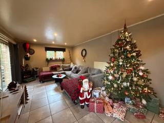 Ruime gezinswoning met 4 slaapkamers en grote tuinVia de inkomhal betreden we de woning, met aansluitend een gastentoilet met lavabo. Vanuit de...