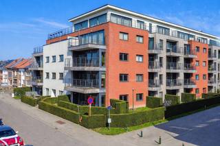 TOPLIGGINGEen hedendaags, instapklaar en ruim gelijkvloersappartement (123m² - EPC: B) met oa.2 slaapkamers, badkamer met ligbad en inloopdouche,...