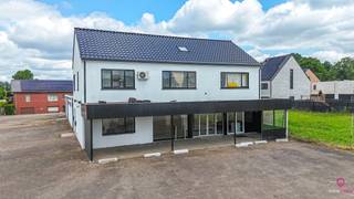 Bij ImmoFusion 7/7 “open huis” : klik op onze 3D-TOUR.<br />Ervaar vastgoed alsof je er zelf doorloopt!<br /><br />Dit veelzijdige pand biedt tal van mogelijkheden voor ondernemers en investeerders die op zoek zijn naar een combinatie van werken en wonen, of naar een interessante opbrengsteigendom.<br /><br />Het handelspand beschikt over een grote open ruimte die flexibel kan worden ingericht, bijvoorbeeld als winkel, showroom, kantoor of fitnessruimte. Daarnaast is er een aparte bureauruimte aanwezig, ideaal voor administratie of klantgesprekken. De grote keuken is voorzien van de nodige aansluitingen en biedt voldoende ruimte voor dagelijks gebruik of personeel.<br /><br />Bij het pand horen twee vergunde studio’s, gelegen op het verdiep. Beide studio’s zijn geschikt als opbrengsteigendom en kunnen, mits opfrissingswerken, een mooi rendement opleveren. Dit maakt het geheel ook interessant voor wie wil investeren in huurvastgoed.<br /><br />Het pand beschikt over een kelder, wat extra opslagmogelijkheden biedt. Rondom is er ruime parkeergelegenheid, wat zowel voor klanten als bewoners een groot pluspunt is. De ligging is bovendien uitstekend: aan een drukke verbindingsweg, met snelle toegang tot het Klaverblad en goede verbindingen naar omliggende gemeenten. In de directe omgeving bevinden zich buurtwinkels, sportfaciliteiten en andere kantoren, wat zorgt voor een levendige en commerciële sfeer.<br /><br />Pluspunten:<br />- Grote multifunctionele handelsruimte<br />- Twee vergunde studio’s met potentieel<br />- Aparte bureauruimte en ruime keuken<br />- Veel parkeergelegenheid en kelderruimte<br />- Zeer goede bereikbaarheid en ligging<br /><br />Kortom, dit handelspand met twee studio’s is een unieke kans voor wie op zoek is naar ruimte, bereikbaarheid en potentieel. Neem gerust contact op voor meer informatie of een bezichtiging.<br /><br />Voor een bezichtiging ter plaatse of meer info, bel ons op 078/78.78.70, of kom gewoon binnen op ons kantoor, steeds welkom!