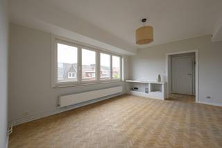 INDIEN U EEN BEZOEK WENST IN TE PLANNEN GELIEVE EEN BEZOEK AAN TE VRAGEN VIA WWW.HILLEWAERE.BE VIA DE RODE KNOP<br /><br />Lichtrijk appartement van 80m2 met 1 grote slaapkamer en 1 kinderkamer/bureel.<br />Ruime en lichte leefruimte met aansluitende keuken en badkamer.<br />In de badkamer is er een douche, wasmeubel en toilet voorzien.<br />Er is ook nog een aangenaam balkon met dito zicht.<br />Private kelderberging aanwezig.<br />Het appartement is rustig en zeer centraal gelegen.<br />45EUR maandelijkse gemeenschapslasten door huurder te voorzien bovenop de huurprijs <br /><br />Buitengewone kenmerken;<br />-heel goede en rustige ligging tov. centrum<br />-grondige opfrissing in 2023