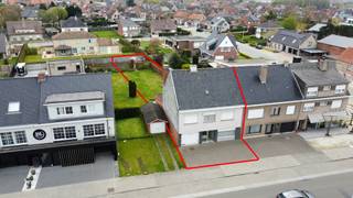 <p>Te koop: ruime woning in het centrum van Ooigem, gelegen aan de Oostrozebeeksestraat, met een tuin van 425 m².</p>

<p><strong>Naast de woning ligt een stuk bouwgrond van 512 m². Voor voorwaarden, bel het kantoor.</strong></p>

<p>Deze kloek gebouwde woning uit 1971 biedt een zee aan ruimte en is ideaal voor wie wonen en werken wil combineren. Dankzij de twee kantoorruimtes op het gelijkvloers is thuiswerken of een zelfstandige activiteit perfect mogelijk. Het EPC-label C zorgt voor een degelijk energiecomfort, wat een mooie troef is voor een woning van deze leeftijd. De centrale ligging in Ooigem maakt dat winkels, scholen en openbaar vervoer vlot bereikbaar zijn.</p>

<p> </p>

<p>Belangrijkste ruimtes:<br />• Ruime woonkamer met veel lichtinval<br />• Keuken met directe toegang tot de tuin<br />• Twee aparte kantoorruimtes op het gelijkvloers<br />• Vijf slaapkamers, ideaal voor een groot gezin<br />• Badkamer met ligbad en wastafel<br />• Garage en meerdere staanplaatsen<br />• Kelder voor extra opslag<br />• Zeer ruime zolderruimte<br />• Grote tuin (425 m²) met mogelijkheden voor ontspanning</p>

<p> </p>

<p>Troeven:<br />• Enorm ruime woning, kloek gebouwd<br />• Twee kantoorruimtes op het gelijkvloers<br />• EPC-label C</p>

<p>Links van de woning ligt er een stuk bouwgrond, dit kan mee aangekocht worden bij de woning. Voor voorwaarden, bel het kantoor.</p>

<p>Neem vandaag nog contact op met je ERA-makelaar voor een bezoek.</p>

<p> </p>

<p>JOUW DROOMHUIS. ZO GEVONDEN!</p>