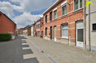 <p><span>Bent u op zoek naar een woning met voldoende ruimte voor het hele gezin? Dan is deze karaktervolle woning aan de Vianenstraat 94 in Turnhout zeker het ontdekken waard. Met een bewoonbare oppervlakte van ca. 160 m² biedt de woning een praktische indeling en voldoende leefruimte. Bovendien biedt ze de mogelijkheid om de woning volledig naar eigen smaak te renoveren en in te richten. </span></p><p><span>Indeling:</span></p><p><span>Op het gelijkvloers bevinden zich een inkomhal met hoge plafonds, een leefruimte, een keuken met toegang tot een droge kelder, een badkamer, een berging en een inpandige garage met automatische poort. Via de binnenplaats is er een tweede toegang tot het perceel, die ook een rechtstreekse doorgang naar de garage mogelijk maakt.</span></p><p><span>Op de eerste verdieping zijn vier slaapkamers en een tweede badkamer aanwezig. De tweede verdieping omvat nog twee bijkomende slaapkamers. Verder beschikt de woning over een zolder, die extra mogelijkheden biedt, afhankelijk van de gewenste invulling.</span></p><p><span>Mits renovatie kan deze woning een prachtige ruimte woonst worden. Dankzij de bestaande indeling, de hoge plafonds en de beschikbare ruimte biedt ze verschillende mogelijkheden om de woning naar eigen wensen in te richten.</span></p><p><span>Via servitude weg aan de achter kant van de woning is er toegang tot de garage en woning.</span></p><p><span>Graag som ik voor u nog even op troeven op van deze woning te Turnhout: </span></p><ul><li><span>Inpandige garage met automatische poort </span></li><li><span>Tweede inkom met rechtstreekse toegang tot de binnenplaats </span></li><li><span>Ruime tuin</span></li><li><span>Droge kelder </span></li><li><span>Ruime zolder</span></li><li><span>Centrale ligging nabij scholen, winkels, openbaar vervoer en belangrijke invalswegen.</span></li></ul><p><span> </span></p><p><span>Nuttige informatie: </span></p><p><span> </span></p><ul><li><span>EPC label F: 863 kWh/m²jaar </span></li><li><span>G-score: D P-score: D</span></li></ul><p><span> </span></p><p><span>Voor een bezoek ter plaatse kan u ons contacteren op het nummer 03 449 42 41 of mail ons via <span>hallo@habicom.be</span></span></p><p><span>Benieuwd naar de waarde van jouw woning?  Check het gratis op <span>www.watismijnhuiswaard.be</span></span><span> </span></p><p><span> </span></p>
