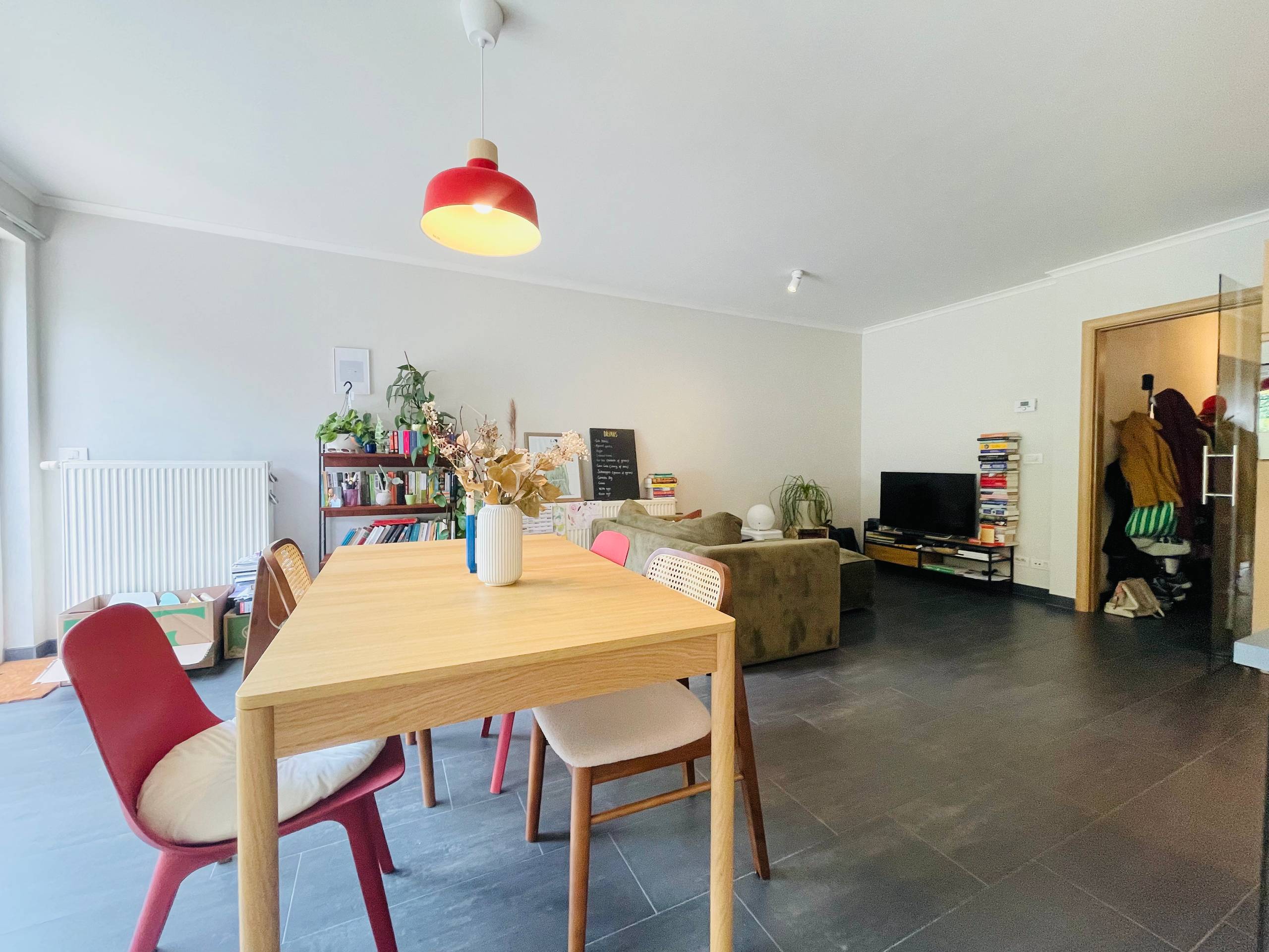 Instapklaar appartement in rustige woonwijk met een terras en tuin, vlakbij Gent-centrum en Bourgoyen. - foto 4