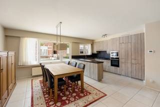<h2>Appartement de plain-pied prêt à emménager avec 3 chambres, jardin ensoleillé et garage privatif à Ekeren<span></span></h2>
<p>Vous recherchez un appartement spacieux, prêt à emménager, alliant confort, espace et excellente situation ? Cet appartement soigné de plain-pied, situé dans une rue résidentielle calme à Ekeren, mérite toute votre attention. Avec une surface habitable d'environ <strong>109 m²</strong>, un jardin privatif d'environ <strong>70 m²</strong> et un garage indépendant, ce bien offre une combinaison rare sur le marché.</p>
<h3>Agencement</h3>
<p>Le hall d'entrée spacieux donne accès à toutes les pièces.</p>
<p>Le séjour lumineux d'environ 45 m² bénéficie de grandes baies vitrées offrant une belle luminosité naturelle et communique directement avec la cuisine entièrement rénovée en 2015, équipée de tous les appareils électroménagers encastrés.</p>
<p>L'appartement comprend également :</p>
<ul>
<li>trois chambres spacieuses (env. 15 m², 12 m² et 10 m²), dont une avec des placards sur mesure ;</li>
<li>une salle de bains rénovée en 2020 avec douche à l'italienne, douche pluie, meuble lavabo, sèche-serviettes et espaces de rangement ;</li>
<li>des toilettes séparées ;</li>
<li>une buanderie indépendante.</li>
</ul>
<p>Le séjour donne accès à une terrasse couverte et au jardin privatif entièrement aménagé et facile d'entretien. À l'arrière se trouve un garage indépendant avec porte motorisée et électricité. <strong>Le garage est compris dans le prix.</strong></p>
<p>Construit en <strong>2002</strong>, l'appartement est en excellent état et prêt à être occupé. Il dispose de châssis PVC avec double vitrage, d'un chauffage central au gaz et de volets roulants.</p>
<p>Situé dans un quartier résidentiel calme, à proximité des commerces, écoles, transports en commun et axes vers Anvers, ce bien est idéal pour les familles, les couples ou toute personne souhaitant vivre confortablement de plain-pied.</p>
<p><strong>Intéressé ? Contactez Immo Point au +32 3 535 12 75.</strong></p>