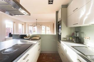 Deze instapklare villa blinkt uit in ruimte, comfort en kwaliteit. Perfect voor gezinnen, samengestelde gezinnen, thuiswerkers of wie extra...