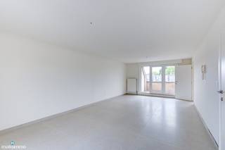 INSTAPKLAAR DUPLEXAPPARTEMENT MET 2 SLAAPKAMERS EN GARAGE NABIJ HET CENTRUM VAN BILZEN<br /><br />Dit instapklare duplexappartement is gelegen aan de Winterstraat 32/5 te Bilzen. De gezellige markt, de vele terrassen, de winkels en het bruisende centrum van Bilzen zijn op wandelafstand gelegen. Ook de diverse scholen in Bilzen bevinden zich op fiets- en wandelafstand. Door haar centrale ligging is er een goede uitvalsbasis naar zowel de omliggende dorpen en steden alsook de op- en afrit van de autostrade E313.<br /><br />Het appartement is gelegen op de tweede en derde verdieping en is bereikbaar via de trap en de lift.<br />De indeling is als volgt:<br />TWEEDE VERDIEPING:<br />- Inkomhal.<br />- Toilet.<br />- Woonkamer.<br />- Keuken. De keuken is voorzien van een inbouwkoelkast en een keramische kookplaat met afzuigkap.<br />- Ruime berging met aansluiting voor het wasmachine.<br />- 2 terrassen met buitenberging.<br /><br />DERDE VERDIEPING:<br />- Nachthal.<br />- 2 slaapkamers.<br />- Badkamer. De badkamer is voorzien van een enkele lavabo, een toilet en een bad-douche combinatie.<br /><br />De gemeenschappelijke kosten bedragen €25/maand.<br />Het appartement beschikt over een garage aan de achterzijde van het gebouw.<br /><br />Wilt u graag een bezichtiging inplannen voor dit instapklare appartement? Contacteer ons dan vrijblijvend via info@matisimmo.be.