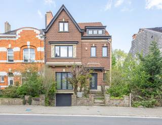 <p>Gerenoveerde woning met vijf slaapkamers, tuin en garage in Dilbeek.</p><p>Deze ruime gezinswoning werd tussen 2017 en 2025 van binnen volledig gerenoveerd en combineert een hedendaags wooncomfort met een warme, charmante uitstraling. <br />Stucwerken, keuken, badkamer, technieken (CV, leidingen, afvoeren, ..) en vloerwerken werden stuk voor stuk aangepakt, waardoor de woning vandaag volledig instapklaar is.</p><p>Via de inkomhal betreed je de lichtrijke leefruimte met aansluitende open keuken. Deze zeer open en grote leefruimte voorziet in voldoende plaats voor een groot salon en eetplaats. Langs de leefruimte is de tuin via enkele treden te bereiken.</p><p>Op de eerste verdieping zijn 2 zeer ruime slaapkamers, een bergplaats en een eerste badkamer met ligbad, douche en dubbel wasmeubel terug te vinden.<br />De tweede verdieping voorziet in de 3 overige slaapkamers waarvan één met leuke mezzanine (leuk als slaaphoek of extra bergruimte), ook op deze verdieping is een recente douchekamer voorzien.<br /><br />De technische ruimte,stockage kelders en inpandige garage zijn net onder het straatniveau gelegen en bieden vlot toegang tot de tuin.</p><p>De tuin is aangenaam, voorzien van gazon waar je de buitenruimte zonder inkijk kan genieten.</p><p></p><p>Troef bij uitstek is de rustige en toch centrale locatie tussen stad en het Pajottenland. Dat in de omgeving van verschillende lagere en middelbare scholen die op wandelafstand gelegen zijn.<br /><br />EPC 346 kWh/m² j</p>