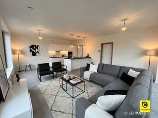 <p><span>Ruim 2-slaapkamerappartement in nieuwbouwcomplex</span></p><p><span>Ontdek dit moderne 2 -slaapkamerappartement in het nieuwbouwcomplex Stadsterras.</span></p><p><span>Gelegen in het centrum van Mortsel met winkels, horecagelegenheden en openbaar vervoer op wandelafstand bereikbaar.</span></p><p><span> </span></p><p><span>Leefruimte en keuken</span></p><p><span>De lichtrijke leefriumte en keuken bevinden zich in dezelfde ruimte waardoor u ook vanuit de keuken kan genieten van het uitzicht dat te zien is door het grote schuifraam.</span></p><p><span>Achter het schuifraam bevind zich een groot terras waar u na een drukke dag rustig kan ontspannen.<br />De keuken is uitgerust met een inductie kookplaat, een microgolfoven en oven.</span></p><p><span> </span></p><p><span>Slaapkamers en badkamer</span></p><p><span>De twee slaapkamers, waarvan één grote en één kleinere, beschikken over genoeg ruimte om deze in te richten naar eigen wensen.<br />De badkamer beschikt over een ligbad en 2 lavabo's wat basiscomfort biedt voor uw dagelijkse routine.</span></p>