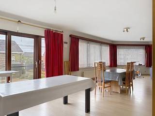 Bent u op zoek naar een ruim en goed onderhouden appartement op een uitstekende locatie in Waregem? Dan is dit appartement precies wat u zoekt! <br /><br />INDELING:<br />- inkomhal<br />-gastentoilet <br />- lichtrijke leefruimte <br />- keuken <br />- badkamer voorzien van dubbele lavabo en douche<br />- slaapkamer 1<br />- slaapkamer 2<br />- terras<br /><br />ALGEMEEN:<br />- garage verplicht bij de huren €50/maand<br />- hartje Waregem <br />- lichtrijk <br /><br />De snelste manier om een bezoek te brengen aan deze woning? <br />Vraag je bezoek aan via de rode knop op onze website (www.dewaele.com) en je wordt gecontacteerd door onze makelaar. <br />Telefonisch kunnen er geen afspraken gemaakt worden. <br />Bij andere vragen kun je ons telefonisch contacteren via 056 605 605.<br />