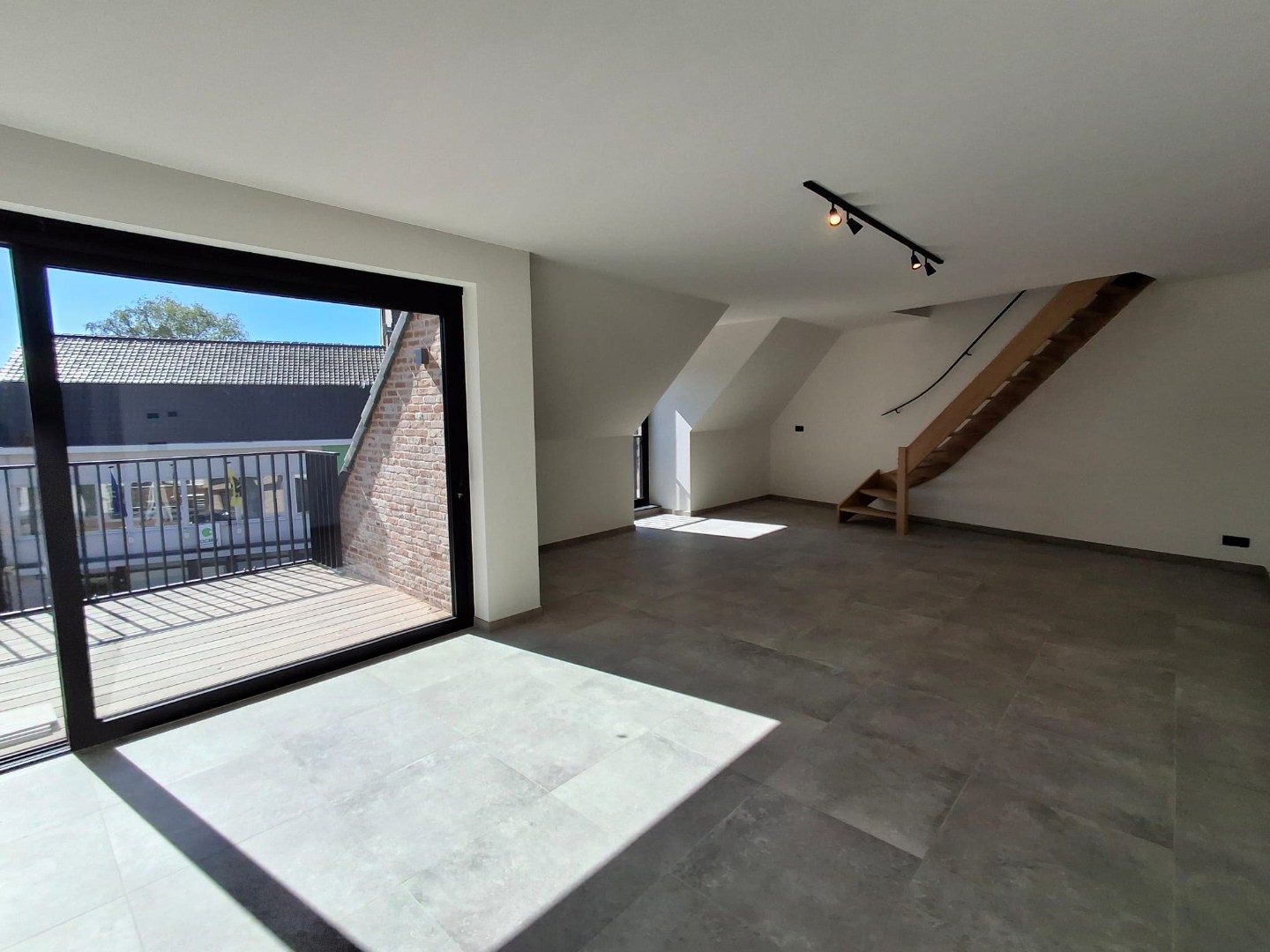 LICHTRIJK DUPLEXAPPARTEMENT MET 2 SLPKS | TERRAS EN AUTOSTAANPLAATS IN RUISELEDE - foto 3