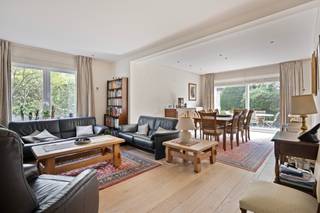 <p>Dit prachtig gelijkvloers appartement in een recent gebouwd privé domein combineert modern wooncomfort met rust en privacy. Met twee slaapkamers, een tuin en een terras zonder inkijk is dit een ideale woonoplossing voor wie op zoek is naar een instapklaar appartement met buitenruimte.</p><p>Bij het betreden van het appartement kom je terecht in een ruime en lichtrijke living die meteen een aangename indruk nalaat. De parketvloer zorgt voor een warme en stijlvolle uitstraling, terwijl de grote raampartijen zorgen voor overvloedig natuurlijk licht. De leefruimte vormt het centrale punt van de woning en biedt een directe verbinding met de tuin en het terras, waar je in alle rust kan genieten zonder inkijk.</p><p>Aansluitend vind je een praktisch ingerichte keuken, die aansluit op de wasruimte.</p><p>Het appartement beschikt over twee volwaardige slaapkamers, die flexibel kunnen worden ingericht volgens jouw noden. De badkamer is ruim en uitgerust met een bad, een douche en een dubbele wasbak.</p><p>De buitenruimte is een absolute troef. De tuin en het terras zijn volledig privatief en bieden een aangename plek om te ontspannen, te eten of te genieten van het buitenleven zonder inkijk. Hier ervaar je rust en privacy in een groene omgeving.</p><p>Daarnaast beschikt het appartement over een grote kelder, ideaal voor extra stockage. De ondergrondse autostaanplaats (inbegrepen in de prijs) zorgt voor een veilige en praktische parkeeroplossing, wat het dagelijks comfort verder versterkt.  </p><p>Het geheel is gelegen in een afgesloten privé domein met hefboompoort, wat zorgt voor een veilige en rustige woonomgeving. Dankzij de recente constructie geniet je bovendien van moderne bouwkwaliteit en energiezuinig wonen.</p><p>Ben je op zoek naar een gelijkvloers appartement met tuin, twee slaapkamers en een rustige ligging in een privaat domein, dan is dit een uitstekende opportuniteit. Contacteer ons voor meer informatie of een bezoek ter plaatse.</p>