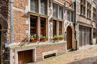 <p><strong>De buurt</strong></p>
<p>De Stoelstraat is een rustig, gebogen straatje in het hart van het historische Antwerpen: discreet, maar op wandelafstand van alles wat de stad groot maakt. Hier rijden geen trams, gonst geen drukte. Wat u wel hoort? De beiaard van de Onze-Lieve-Vrouwekathedraal, die op gezette tijden de uren markeert. De Groenplaats, de Handschoenmarkt, de beste restaurants en winkels van de stad: alles ligt om de hoek. En toch keert u 's avonds terug naar een van de stilste straatjes van de binnenstad.</p>
<p><strong>De woning</strong></p>
<p>Over vier niveaus biedt dit breedhuis een aangename en praktische indeling.</p>
<p>Het <strong>gelijkvloers</strong> telt een gezellige woonkamer en een kitchenette. Op de <strong>eerste verdieping</strong> vindt u twee ruime slaapkamers en een douchekamer. De <strong>tweede en zolderverdieping</strong> bieden opnieuw twee slaapkamers en een tweede douchekamer, waardoor ook grotere gezelschappen of toeristische verhuur perfect mogelijk zijn.</p>
<p>Of u nu zelf wil genieten van dit unieke adres, of er een succesvol verhuurproject van wil maken: de Stoelstraat biedt het beste van beide werelden.</p>