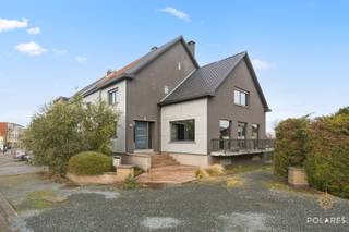 Op zoek naar een instapklare woning met ruimte, licht en potentieel? Deze charmante woning combineert comfortabel wonen met een uitstekende ligging.<br /><br />De woning beschikt over twee volwaardige slaapkamers en een extra ruimte die perfect kan dienen als dressing, bureau of bijkomende slaapkamer. De zolder biedt bovendien tal van mogelijkheden voor wie extra woon- of hobbyruimte zoekt.<br /><br />Dankzij de hogere ligging geniet je vanuit de keuken en leefruimte van een aangenaam open zicht, wat zorgt voor een extra gevoel van rust en licht. De kelder/garage is een absolute meerwaarde: ideaal als opbergruimte, hobbyruimte of zelfs een mancave, met bovendien directe toegang tot de tuin.<br /><br />Buiten is er voldoende parkeergelegenheid voor meerdere wagens, wat het dagelijkse comfort alleen maar verhoogt.<br /><br />Gelegen in het geliefde Steenokkerzeel, met een vlotte verbinding naar Brussel, Leuven en de luchthaven, woon je hier rustig maar toch centraal. Een ideale woning voor wie meteen wil intrekken én toekomstmogelijkheden belangrijk vindt.