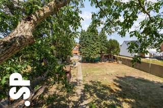 Te renoveren woning op royaal perceel van 1.077m² op toplocatie. <br /><br />Indeling:<br />Bij het betreden van de woning komt u binnen in de inkomhal met aansluitend een bureauruimte/ leefruimte. Vanuit de hal heeft u ook toegang tot de kelder, handig voor extra bergruimte. Verder bevindt u zich in de leefruimte die een aangenaam zicht op de tuin vormt. Aansluitend vindt u de badkamer, een apart gastentoilet en de keuken.<br /><br />Op de eerste verdieping bevinden zich maar liefst vijf slaapkamers, ideaal voor grote gezinnen of wie extra ruimte zoekt voor hobby’s of een tweede bureau.<br /><br />De woning beschikt over een loyale tuin met een tal van opties. In de nabijheid vindt u tal van drank- en eetgelegenheden, winkels, scholen, haltes van het openbaar vervoer en een vlotte verbinding met de E313.<br /><br />Verder beschikt de woonst over een EPC-score van 966 kWh/m² (energielabel F).<br /><br />Voor meer informatie of een bezoek ter plaatse, kan u contact opnemen met IMMO SP via 014/591020 of mailen naar Jill@immosp.be.<br />Benieuwd naar de waarde van uw eigen woning? Vraag vrijblijvend een gratis verkoopanalyse aan – wij helpen u graag verder!