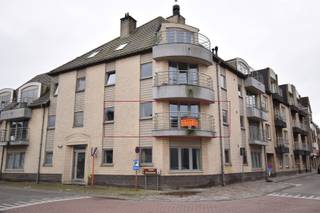 Het appartement is gelegen op de 1ste verdieping in het centrum van Maldegem op wandelafstand van het gemeentelijk park.<br />In de nabije omgeving van openbaar vervoer, horeca, winkels, school, kinderopvang, sportplein ....<br />Goede aansluiting naar expresweg E34 - Antwerpen/Knokke.<br />Indeling: <br />inkom, lichtrijke woonkamer met aanpalend balkon, keuken, berging/wasplaats, badkamer (ligbad met douchescherm en lavabomeubel), toilet, 1 slaapkamer. Er is een afgesloten garage op het gelijkvloers.<br />C.V. op aardgas - EPC 102.<br />huurprijs: 750,00 EUR per maand voor appartement + garage, geen gemeenschappelijke kosten.<br />Het appartement is mooi afgewerkt met parket in inkom, living en slaapkamer. <br />Wenst u een bezichtiging, neem dan contact op het nummer 050/71.15.00 of stuur een mail naar immo@deruyter.be.