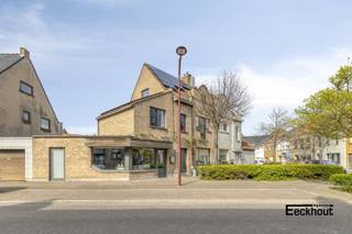 Deze woning bevindt zich in een rustige straat, op wandelafstand van het strand, bus- en tramhaltes en diverse winkels en supermarkten. Op slechts tien minuten fietsen staat men in het centrum van Oostende!<br />Het huis is werkelijk instapklaar en werd door de jaren heen gerenoveerd.<br />Op het gelijkvloers bevindt zich een handelszaak die bestaat uit een winkelruimte/ontvangstruimte, een gastentoilet, 2 bergingen waarvan één met aparte toegang naar de straat en één met afwasbak.<br />Het handelspand werd jarenlang succesvol uitgebaat als kapsalon. Door het verdwijnen van deze activiteit is er vandaag een duidelijke vraag naar een gelijkaardige dienstverlening in de buurt.<br />Daarnaast leent het pand zich uitstekend voor andere vrije beroepen, zoals een nagelstudio, schoonheidsinstituut, hondentrimsalon, medische praktijk,... Verder kan dit handelsgedeelte eenvoudig worden ingericht als polyvalente ruimte of hobbyruimte of bestaat de mogelijkheid om dit gedeelte om te vormen tot een ruime garage mits het bekomen van een bouwvergunning.<br />Het woongedeelte (bereikbaar via een aparte inkomdeur) is ingedeeld als volgt:<br />- op het gelijkvloers; inkomhal, zeer ruime en lichtrijke woonkamer bestaande uit eet- en zithoek, open, geïnstalleerde keuken met mooi granieten werkblad, toegang tot de zonnige en onderhoudsvriendelijke tuin (met uitweg achteraan de woning), berging met aansluiting voor wasmachine;<br />- op de eerste verdieping: nachthal, 3 slaapkamers waarvan één met inbouwmeubels, badkamer met lavabomeubel, toilet en inloopdouche;<br />- op de tweede verdieping: 4e slaapkamer met 'zoldermezzanine" en berging.<br />De elektrische installatie is conform de geldende normen. Bovendien is het pand uitgerust met zonnepanelen met groenestroomcertificaten, die nog ongeveer vijf jaar recht geven op premies van circa € 1.000 per jaar. Waterontharder aanwezig. <br />De ramen werden 8 jaar geleden vernieuwd.<br />Kom zelf de vele troeven van deze moderne woning ontdekken en vraag nu je bezoek aan!
