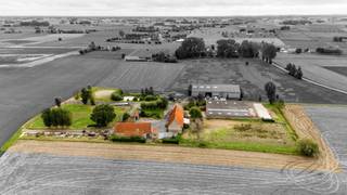 In mooi open gebied gelegen hoeve te koop te Veurne (Vinkem).<br />De hoeve komt voor op de inventaris bouwkundig erfgoed genaamd "Hooiweghoeve" waardoor mogelijks meerdere functiewijzigingen vergunbaar zijn.<br />Via een lange oprit komt u op het binnenerf van de hoeve met links dwarsschuur, rechts bijgebouw en frontaal de mooie historische woning.<br />Woning, rundveestal en loods zijn nog in zeer goeie staat.<br />Dwarsschuur met deels ingevallen dak is af te breken of te restaureren.<br />De hoeve was tot voor kort in gebruik voor landbouw.<br />Ze is te koop op 1,5 à 2 ha.<br /><br /><br />