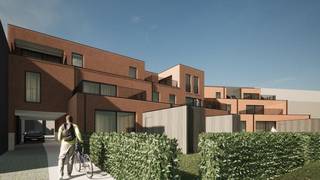 Ruim appartement op de eerste verdieping met 3 slaapkamers  !  Indeling : Inkomhal ,apart toilet , berging , badkamer , 3 slaapkamers , woonkamer met open keuken , terras .Appartement voorzien van vloerverwarming met warmtepomp , zonnepanelen , ventilatiesysteem . Carport + berging reeds inbegrepen in de prijs ! KOOP NU &amp; BETAAL PAS BIJ DE OPLEVERING ! <br />