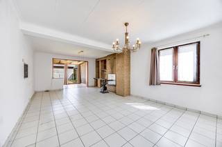 Bent u op zoek naar een VRIJSTAANDE WONING die u volledig naar eigen smaak kunt opfrissen? Dan is dit jouw ding!<br />Deze woning, op een perceel van 280 m², biedt een uitstekende basis. Ze beschikt over over een inkom met toilet, aangename leefruimte, een VERANDA die zorgt voor extra lichtinval, keuken, badkamer met douche, twee volwaardige slaapkamers en de mogelijkheid om een derde slaapkamer te creëren. ZONNIGE TUIN met terras, carport en GARAGE, met handige DUBBELE OPRIT.<br />GUNSTIGE LIGGING met vlotte verbinding naar Brugge en winkel in de nabijheid.<br />ALLEENSTAAND, met TUIN & GARAGE, op een rustige ligging, wat wil een mens nog meer ?<br />