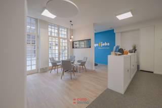 Bent u op zoek naar een investering waar u zélf de touwtjes in handen hebt? Houdt u van de authentieke stijl van Nieuwpoort en de specifieke trapgevels? Dan bent u hier aan het juiste adres. Gelet op het feit dat er slechts 2 entiteiten in het gebouw zijn hoeft u zich geen zorgen te maken over een complexe mede-eigendom.<br /><br />Het handelsgelijkvloers wordt uitgebaat door Go4Jobs , een gevestigde waarde in de wereld van de interimkantoren. Met een bewezen omzet en goede reputatie is dit een huurder om van te dromen. Naast een vlotte betaling van de huurprijs wordt het volledige pand bestaande uit kantoorruimten, vergaderruimten, keuken, douchekamer, toiletten,... met grote zorg onderhouden. Samengevat: geen zorgen en een mooi rendement.<br /><br />De achtergelegen parkeerplaatsen zijn op heden ook verhuurd en u krijgt uiteraard de eerste kans om deze bij aan te kopen.<br /><br />De topligging, de charme die dit pand uitstraalt en het goede rendement maken dit een absolute topinvestering. <br /><br />Voor meer info kan u bij ons terecht op kantoor: Albert I Laan 234, 8620 Nieuwpoort.<br /><br />EPC: C-label.