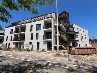 Project Louah is een modern nieuwbouwproject met 19 appartementen verdeeld over 3 verdiepingen. Er zijn appartementen met 1, 2 of 3 slaapkamers. Allemaal beschikken ze over een terras en de gelijkvloersappartementen hebben ook nog een klein privaat tuintje. Er is een ondergrondse parkeergarage met autostaanplaatsen en kelderbergingen. Elk appartement dient een parking en berging bij aan te kopen. Kopers kunnen genieten van 6% BTW indien ze aan de voorwaarden voldoen.<br />Dit appartement van 92m² omvat 2 slaapkamers, een terras van 18m² en een tuintje van 11m².<br />Via onze contacten in de bankwereld kan er een 100% financiering gebeuren (inclusief de volledige BTW tot 21%, exclusief beschrijfkosten op grondgedeelte).