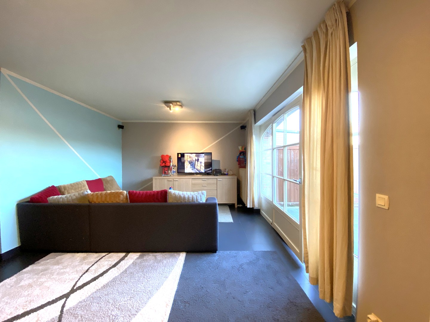 Centraal gelegen gelijkvloers appartement met 2 slaapkamers, groot terras en garage! - foto 3