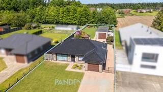 Deze ruime laagbouwwoning werd steeds met de grootste zorg onderhouden en verkeert daarom zowel binnen als buiten in een uitstekende staat.Bij het...