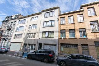 <div><div> <p>Gerenoveerd appartement.</p><p>Dit modern en volledig gerenoveerd appartement van ca. 50 m² is gelegen op de tweede verdieping en beschikt over een lichtrijke leefruimte met open keuken. De keuken is volledig geïnstalleerd en voorzien van een keramische kookplaat, dampkap, vaatwasser, oven en koelkast. Verder is er een slaapkamer van ca. 10 m² en een vernieuwde badkamer met douche, toilet en wastafelmeubel. De algemene onkosten bedragen € 35 per maand, als voorschot voor het privatieve waterverbruik en de elektriciteit van de gemene delen.</p></div> </div>