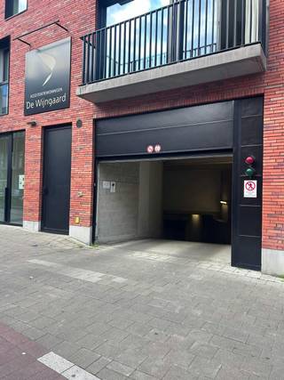 Place de parking souterraine à louer au cœur de Courtrai, à quelques pas de K in Kortrijk et de la Grote Markt.Dans l'ensemble : - 75,00 €/mois- disponible immédiatementDemandez une visite sur www.dewael.com !