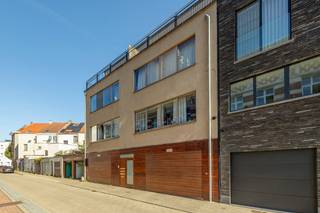 Lichtrijk dakappartement op de 3e verdieping van een recent gebouw (2006) in een éénrichtingsstraat in het centrum van Vilvoorde, op wandelafstand van het Hanssenspark en het treinstation. Het appartement bestaat uit een leefruimte met open, ingerichte keuken en toegang tot een westgericht terras van 13m², een slaapkamer (11,5m²) met toegang een oostgericht terras van 13m en een badkamer met ligbad, 2 lavabo's en aansluiting voor de wasmachine. Elektrische installatie is conform en het is asbestvrij. Het appartement heeft EPC-label B en wordt verwarmd met een nieuwe condensatieketel op aardgas. Interessante als belegging of eerste bewoning!