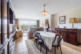 <strong><span>Sale & Rentback – Vastgoedinvestering met stabiele huurinkomsten. <br /></span></strong><br /><strong>Ruim 3 slaapkamer appartement met terras en extra garagebox op uitstekende locatie nabij winkels, scholen, sportfaciliteiten, openbaar vervoer, belangrijke in- en uitvalswegen.</strong><br /><br /><strong>De huidige eigenaar wordt na de notariële akte vaste huurder via een afgesproken huurcontract aan €1.100 per maand exclusief onkosten. Dit betekent een 100% vast en g<span>eïndexeerd</span> rendement in een uiterst betrouwbare formule.</strong><br /><br /><span><strong>INDELING:</strong></span><br />De centrale INKOMHAL met vestiariekast en handige opbergruimte geeft toegang tot de ruimtes.<br />Een ruime en lichtrijke LIVING ca. 35m² met TERRAS ca. 6m². Ensuite de ingerichte KEUKEN ca. 13m² met ontbijthoek, opberkasten en toestellen; een kookplaat, dampkap, dubbele spoelbak, koelkast met diepvries en een oven<br />Verder heeft u een apart gastentoilet en de ingerichte BADKAMER ca. 6m² met dubbele wastafel, WC en een ligbad met douchemogelijkheid.<br />De eerste SLAAPKAMER ca. 10m² op laminaat is voorzien van ingemaakte kasten, de tweede SLAAPKAMER ca. 11m², en de derde MASTER SLAAPKAMER ca. 16m².<br /><br />Een KELDERBERGING is inbegrepen.<br /><br />De inpandige GARAGEBOX met automatische poort is apart aan te kopen aan €24.500.<br /><br /><span><strong>BIJZONDERHEDEN:</strong></span><br />* <span>SALE & RENTBACK – Zorgeloos investeren met vaste huuropbrengst - Uitstekende investeringsformule met geïndexeerd rendement op langere termijn.<br /></span>* Ruim 3 slaapkamer appartement met terras op centrale locatie, in een rustige enkel richtingsstraat.<br />* Zeer goed onderhouden gebouw; recente ketel (2024), dak conform en voorzien van isolatie, liften conform.<br />* Fietsenberging in het gebouw<br />* EPC: 116kWh/m² <br />* Kelder inbegrepen <br />* Garagebox apart te koop
