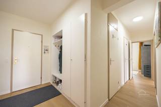 Instapklaar en lichtrijk appartement met 3 slaapkamers op toplocatieBij het betreden van het appartement komt u in de inkomhal met vestiairekast. De...