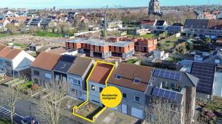 Deze te renoveren rijwoning uit 1930 is gelegen in Blankenberge en vormt de ideale opportuniteit voor wie op zoek is naar een renovatieproject met tal van mogelijkheden. De woning bevindt zich op een perceel van 118 m² en beschikt over een bewoonbare oppervlakte van ca. 105 m², aangevuld met een ruime koer van meer dan 26 m².<br /><br />Op het gelijkvloers betreedt u de woning via een lange inkomhal met trap naar de eerste verdieping en toegang tot de koer. De leefruimte geniet van veel lichtinval dankzij raampartijen voor- en achteraan en sluit aan op de keuken. Verder vindt u een berging met lavabo en aansluitingen, een badkamer met bad en toilet, en directe toegang tot de koer, ideaal als buitenruimte of stadstuin.<br /><br />De eerste verdieping biedt een open ruimte met mogelijkheid tot het creëren van drie slaapkamers. De zolderverdieping kan mits renovatie ingericht worden als extra slaapkamer, hobbyruimte of bureau.<br /><br />De woning beschikt over een zadeldak, houten ramen met enkel glas, diverse vloerafwerkingen en aansluiting voor gas is aanwezig. De woning heeft een EPC-score van 650 kWh/m² (F-label), waardoor de renovatieplicht van toepassing is.<br /><br />Een interessante opportuniteit voor investeerders of handige particulieren die deze woning willen omvormen tot een gezellige gezinswoning of opbrengsteigendom nabij zee en centrum.<br /><br />Neem voorsprong met een vrijblijvende en gratis schatting van uw eigendom via:<br />http://www.residentievastgoed.be/gratisonlineschatten