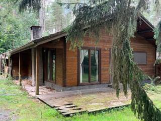 Gelegen in een binnengebied in Grobbendonk maar vlakbij Pulle / Zandhoven.<br /><br />Constructie:<br />De chalet werd opgetrokken in hout maar werd gebouwd op een volledige kelder. <br /><br />INDELING:<br />Leefruimte met kachel (stookolie).<br />Open en ingerichte keuken.<br />Slaapkamer vooraan en slaapkamer achteraan.<br />Badkamer met toilet, inloopdouche en lavabo. <br />Achteringang.<br /><br />KELDER: te bereiken via vaste trap.<br /><br />ZOLDER: mogelijk om hier nog enkele kleinere spullen weg te bergen.<br /><br /><br />BIJZONDERHEDEN<br />Geen gas aanwezig in de straat.<br />Elektriciteit en water (Pidpa) zijn aanwezig.<br />Gelegen in gebied voor verblijfsrecreatie. Momenteel loopt er een openbaar onderzoek omdat gemeente Grobbendonk voor dit gebied (voorlopig) een RUP heeft vastgesteld "woongebied met bosrijk karakter". Dit openbaar onderzoek loopt nog tot 25 september 2026.<br />Meer inlichtingen via https://www.grobbendonk.be/nieuws/bekendmaking-openbaar-onderzoek-voorlopige-vaststelling-rup-verblijfsrecreatie .<br /><br /><br />POSITIEVE ASPECTEN<br />Mooi perceel waar je tot rust kan komen.<br />Constructie van de chalet is in goede staat.