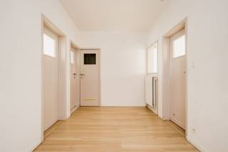 <p><span>Instapklaar 1 slaapkamer appartement van 73 m² in Mechelen.</span></p><p><span>Dit gezellige appartement van 73 m² bevindt zich op de 1ste verdieping van een kleinschalig, goed onderhouden gebouw in Mechelen. Dankzij de centrale ligging zijn winkels, openbaar vervoer en tal van voorzieningen vlot bereikbaar.</span></p><p><span>De ruime inkomhal geeft toegang tot alle vertrekken. Rechts bevindt zich de aangename leefruimte, waar grote raampartijen zorgen voor veel natuurlijk licht en elegante details extra karakter toevoegen.</span></p><p><span>Links van de inkomhal liggen de slaapkamer met extra opbergruimte en de keuken. Aansluitend op de keuken bevindt zich een klein, overdekt terras met een ingemaakte kast. De badkamer is uitgerust met een toilet, lavabomeubel, douche en aansluiting voor een wasmachine.</span></p><p><span>Naast het appartement is er een afzonderlijke berging, bereikbaar via de gemeenschappelijke hal. Deze ruimte is ideaal als vestiaire of extra opbergruimte. In de gemeenschappelijke inkomhal is bovendien plaats om één fiets te stallen.</span></p><p><span>Ook aan het gebouw werden al belangrijke werken uitgevoerd. Het platte dak werd vernieuwd en in 2025 werd de voorgevel geïsoleerd en afgewerkt met crepi. Deze gevelwerken zijn nog niet opgenomen in het huidige EPC-attest.</span></p><p><span>Een mooie kans voor wie een een gezellige thuis wil maken, of voor wie op zoek is naar een investering in Mechelen.</span></p><p><span> </span></p>
