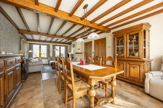 <strong>Perfect onderhouden woning met 3 slaapkamers en een aparte woonstudio, rustig gelegen op een perceel van 825 m². Epc-score: 335 kWh/m² (label D)</strong><br /><br /><strong>Ligging:</strong> nabij het centrum van Vosselaar<br /><br /><strong>Indeling gelijkvloers:</strong> inkomhal, woonkamer, keuken, toilet, wasplaats, 3 slaapkamers, badkamer, kelder, garage met werkplaats, tuin<br /><strong>Indeling dakverdieping:</strong> woonkamer, open keuken, douchekamer, slaapkamer, zolder<br /><br /><strong>Omschrijving: </strong>op slechts enkele minuten van het centrum van Vosselaar en met een vlotte verbinding naar de E34 (Antwerpen-Eindhoven), ligt deze perfect onderhouden woning (bouwjaar 1982) op een zuidgericht perceel van 825 m². <strong>Indeling</strong> met inkomhal, woonkamer met tegelvloer en inbouwhaard, keuken met kastwerk en toestellen en toegang naar de kelderberging. Ruime wasplaats en een badkamer met ligbad nabij de keuken, ideaal voor een gezin met kleine kinderen. Er zijn 3 slaapkamers met voleiken parketvloer op de benedenverdieping. Rolluiken aan alle ramen beneden.<br /><br />Een erg handige extra aan deze woning is de woonstudio bereikbaar via een achterdeur. (mogelijkheid om trap te voorzien vanuit de wasplaats). Ideaal voor inwonende hulp, kinderen, gastenverblijf... Deze studio bestaat uit een leefruimte met open keuken, een badkamer met douche en toilet en een grote slaapkamer. Grote zolderberging of mits renovatie een extra slaapkamer. Verwarming via airco en/of centrale verwarming.<br /><br />Achteraan een erg verzorgde tuin met grote oprit en parkeergelegenheid. Garage voor 2 wagens met aansluitende werkplaats en een naastliggende carport/houtopslag.<br /><br />Epc-score: 335 kWh/m². Asbestveilige woning<br /><br /><strong>Bijzondere informatieplicht:</strong> in aanvraag
