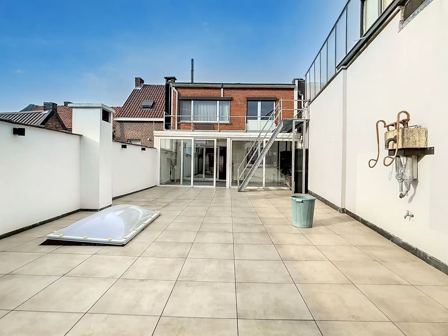Ruim en centraal gelegen duplex appartement en handelslpand te koop - foto 4