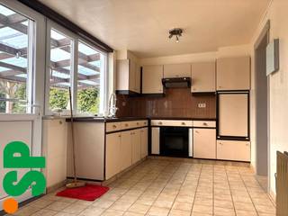 Woning (open bebouwing) gelegen in Laakdal.Op het gelijkvloers bestaat de woning uit de keuken (tegels; 15m² ) die is ingericht met dubbele spoelbak,...