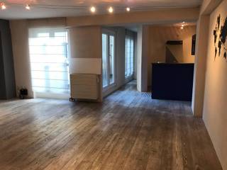 Charmant appartement 1 chambre dans la rue la plus agréable de Louvain. L'appartement de 95 m² est situé au premier étage à l'arrière et dispose d'un grand débarras avec raccordement pour machine à laver et douche et lavabo supplémentaires, d'un espace de vie agréable avec cuisine ouverte, coin bureau, terrasse, toilettes séparées, chambre spacieuse avec au-dessus une grande salle de bains avec baignoire d'angle et double lavabo, et d'un débarras supplémentaire. L'appartement est équipé d'un agréable parquet. Idéal pour une personne seule ou un couple. Disponible immediatement. Loyer 945 € + 120 € de provision pour les charges communes, l'eau privée et le chauffage. L'électricité est individuelle.