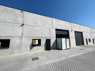 Deze recente KMO-unit van 234 m² is strategisch gelegen op een uitstekende locatie in Sint-Gillis-Waas en is uitermate geschikt als opslagruimte...