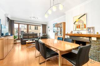 Perfecte investering: leuk appartement met 1 slk en terras, grote garagebox en kelder. Verhuurd aan correcte huurder. INDELING: inkom,...