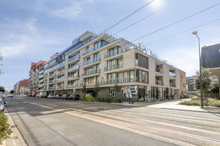 Dans la résidence Cust'O, nous trouvons ce nouvel appartement de vie assistée à vendre. L'appartement dispose d'une chambre spacieuse et de nombreux placards intégrés. La résidence bénéficie d'un emplacement central au cœur d'Oostduinkerke-Bad, près de la mer !MISE EN PAGE> Quatrième étage- Espace de vie lumineux avec cuisine installée et nombreux placards intégrés- Terrasse spacieuse de 13,4 m²- Chambre avec placards- Salle de bain spacieuse avec douche à l'italienne et lavabo> Rangement privé au sous-sol. La résidence Cust'O propose des installations luxueuses telles qu'une salle de sport, un espace bien-être avec sauna, un coin lecture avec bibliothèque, une cafétéria et un restaurant, une salle de réunion pour les jeux de société, une terrasse ensoleillée commune et un large éventail de services. Vous pouvez vivre de façon autonome et indépendante.Un foyer d'aide à la vie autonome diffère de la situation à domicile par la disponibilité de soins de crise, de soins de transition, de permanence et d'assistance.POINTS FORTS+ Emplacement idéal à Oostduinkerke-Bad, près de la mer et à quelques pas de tous les commerces (supermarché, boulangerie,...) et des transports en commun+ Appartement parfaitement fini avec placards intégrés et parquet+ Fiscalement avantageux : seulement 12 % de TVA et exonération de l'impôt foncier !+ permanence 24h/24 et 7j/7 + Efficacité énergétique : label A !Intéressé par cet appartement assisté à vendre dans la résidence Cust'O à Oostduinkerke ? N'hésitez pas à contacter la responsable du dossier Sarah Velle au 0470 10 52 78 ou à sarah.velle@dewaele.com