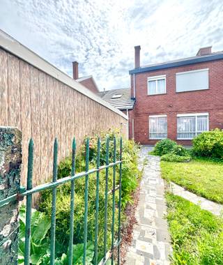 Lichtrijke woning op een perceel van 157 m², gelegen in rustige woonbuurt dichtbij letterlijk alles wat men nodig heeft aan winkels , bakker, slager,.. Indeling: Inkomhal met apart toilet, plaats voor vestiaire; L-vormige living met ruimte voor salon en eetplaats; Aparte keuken met basiscomfort en ontbijt of -eethoek (ingericht in de ruimte waar vroeger de inpandige garage was:); Berging met aansluiting voor wasmachine en uitgang via de straakant; Droge koele kelder; Boven: nachthal met ingemaakte kast, 3 comfortabele slaapkamers, badkamer met douche en wastafel, vierde kamer die nog moet worden afgewerkt; Tuintje met terras en tuinhuis; uitpandige berging/ Garage voor standaard personenwagen met handige uitweg achteraan; Woning in betongewelven; Enkele beglazing in hout doch rolluiken op elke verdieping; Verwarming met gaskachels gelijkvloers (propaan - aardgas ligt in de straat); Alle daken zijn alvast volledig vernieuwd en geïsoleerd; Vrij: bij akte na betaling; Info en bezoek: 056 60 28 65 of info@elet.immo.