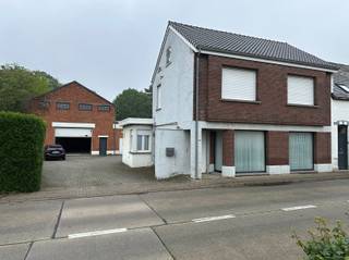 <p><span>Woning met loods en aparte studio/kantoorruimte op veelzijdig perceel</span></p><p><span>In Grobbendonk vinden we deze ruime eigendom met tal van mogelijkheden, bestaande uit een gezinswoning, een aparte woonunit/studio en een grote loods. Ideaal voor wie wonen en werken wil combineren, nood heeft aan extra opslagruimte of op zoek is naar een kangoeroewoning.</span></p><p><span>Bij het betreden van de hoofdwoning kom je terecht in een lichtrijke leefruimte met eetgedeelte, veder door is er een praktische vestiaire. Achteraan bevindt zich een ruime polyvalente ruimte met wasplaats en toegang tot de koer. De keuken is voorzien van voldoende kastruimte en de woning beschikt over een recente verwarmingsketel.</span></p><p><span>Op de eerste verdieping bevinden zich drie volwaardige slaapkamers en een badkamer uitgerust met toilet, lavabo, ligbad en douche. Het dak werd ongeveer vijf jaar geleden vernieuwd, de woning beschikt over dubbele beglazing en een aanwezige gasinstallatie.</span></p><p><span>Naast de hoofdwoning bevindt zich een aparte studio of kantoorruimte met eigen inkom, keuken, leefruimte, twee slaapkamers, aansluitingen voor wasmachine en een badkamer met bad, douche, dubbele lavabo en toilet. Deze ruimte leent zich perfect als praktijkruimte, kantoor, zorgwoning of extra woongelegenheid.</span></p><p><span>Als extra troef beschikt het pand over een ruime loods/magazijn met betonnen verdieping en geïsoleerd dak, ideaal voor opslag, hobbys of professionele activiteiten.</span></p><p><span>Een eigendom met enorm veel potentieel voor zelfstandigen, grote gezinnen of wie wonen en werken op één locatie wil combineren.</span></p>